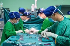 男婴出生不满1月确诊先天性心脏病，医生在草莓般大的空间内为他成功“补心”图片