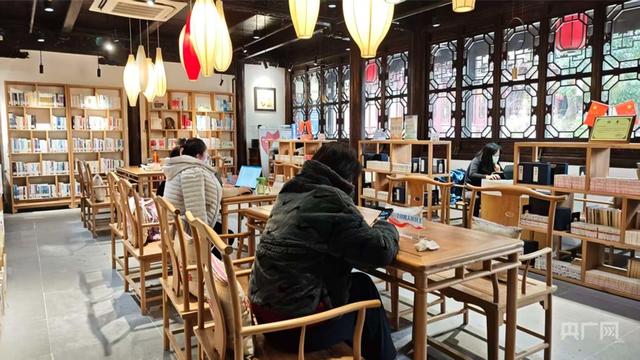 “小而美” 城市书房氛围感拉满 上海新型文化空间受年轻人追捧