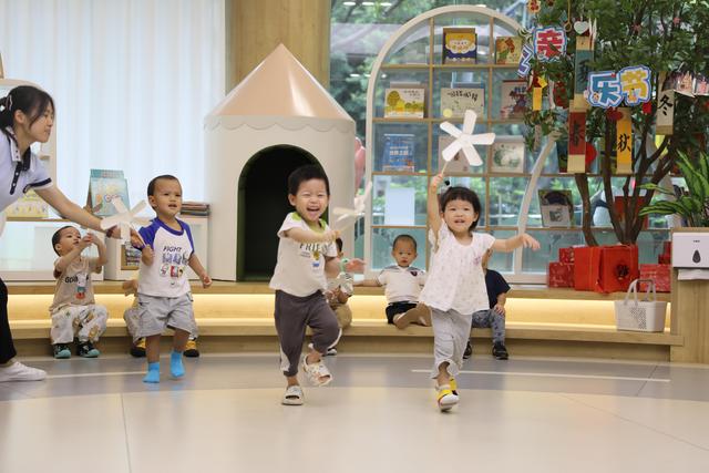护理、启蒙、营养配餐……“带娃”也有专业标准 不再只是看孩子