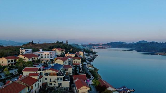 《贵州日报》整版报道 | 清镇市:点“湖”成金 打造冬季旅游新范式