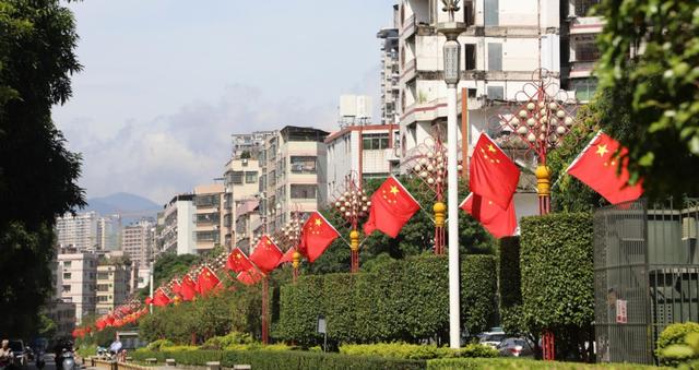 【迎国庆·颂祖国】龙川换上 “中国红” 盛装，满城喜色漾起浓浓爱国心