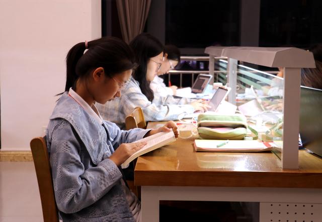 组图丨凉州：不夜书城点亮群众文化生活