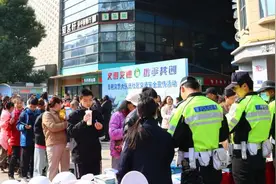 吃了蛋黄派，应过5分钟后再开车！快过年了，长沙岳麓交警给酒驾打“预防针”图片