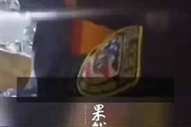 美国一男子躺床上企图开枪自杀，警察赶来与其交谈数分钟后将他乱枪打死图片