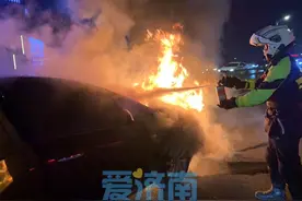 轿车高架上突然起火 济南交警铁骑队员秒变“救火侠”图片