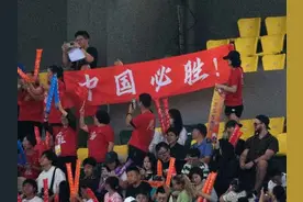 国内场地第一次见这么多人，中国橄榄球男队要力拼到底回馈观众图片