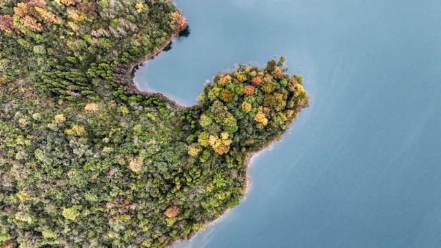 绥阳：层林尽染初冬色 湖水清澄映彩峦