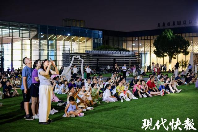 大报恩塔点亮七夕限定粉！“灯塔夜公园”解锁浪漫新体验