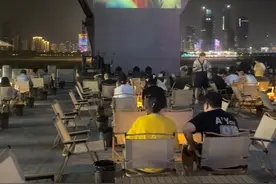 浪漫与烟火气满格！江滩桥墩电影和露天电影回归，水灵灵的江滩回来了图片
