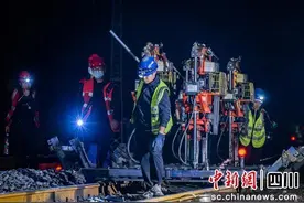 成昆铁路72组道岔换新 设备和通行能力提升图片