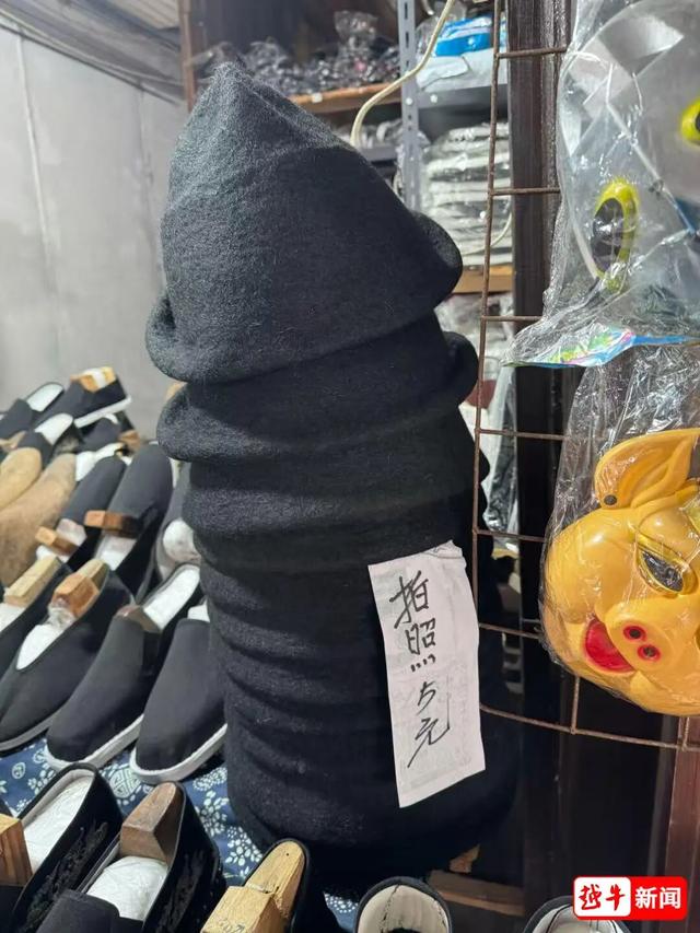 演员洪剑涛致歉！此前在安昌古镇试戴帽子被要价5元，当事店主：如果人人都试戴一两次，就没办法卖了