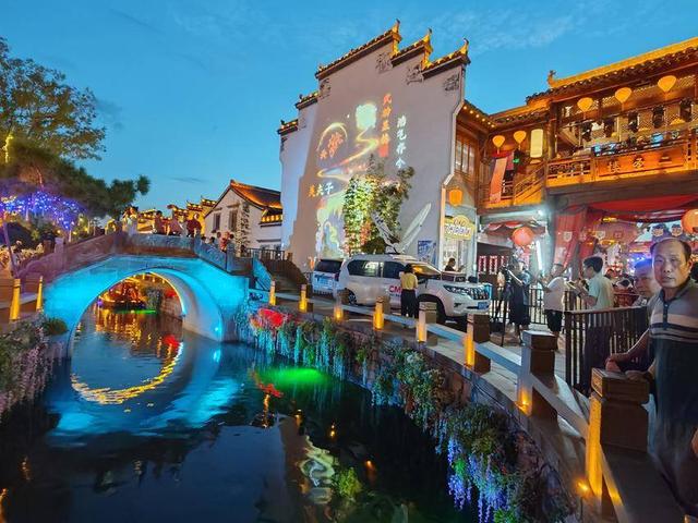云梦：“狂人夏浪季”万人夜游祥云湾
