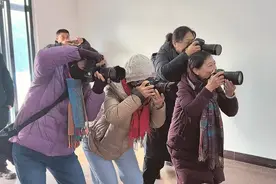 门楼街道：福山6位摄影家免费为村民拍摄“幸福照”图片