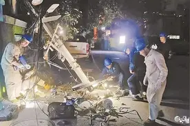 太惊险！货车扯到电线，电线杆断成两截，冒出火花和白烟……图片