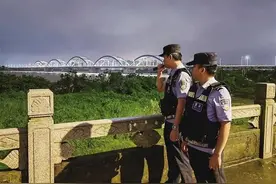 一高中生来到派出所，情绪激动……图片