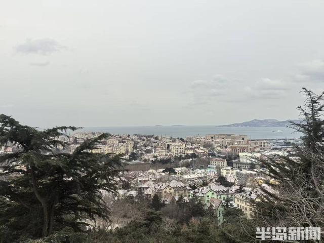 红瓦绿树，白雪皑皑