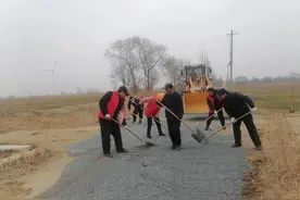 阳信县流坡坞镇：身边雷锋助春耕 捐石打通900余亩“富民路”图片