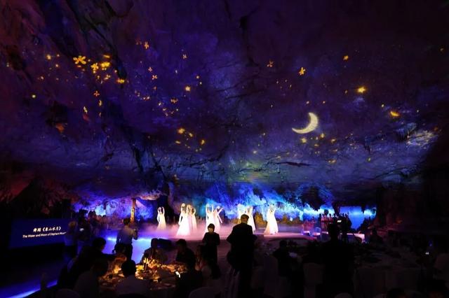 桂林芦笛岩溶洞藏星轨，文旅绽新颜：桂林之夜上演！