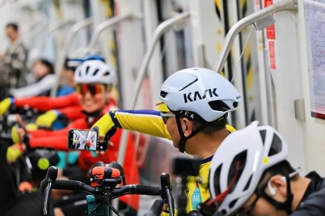 地铁“骑行专列”发车，网友：深圳又超前了！