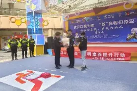 遭遇“开门杀”如何自救救人？来看“警医联动”教科书式的演绎图片