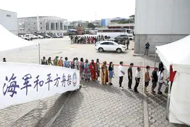 中国海军“和平方舟”号医院船结束访问喀麦隆前往贝宁图片