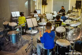 今视角|周末学架子鼓的孩子图片
