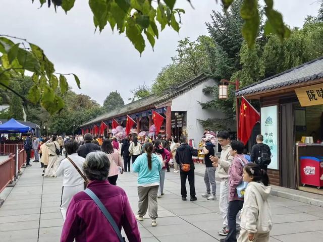 秋色韵染画卷新 平凉国庆次日文旅活动异彩纷呈