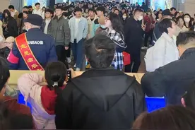 清明假期首日威海客运中心迎来客流小高峰图片
