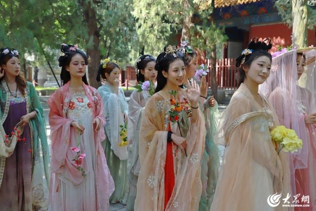 海棠映岱宗 汉服耀山巅 封禅12花神与百名汉服爱好者齐聚泰山巡游
