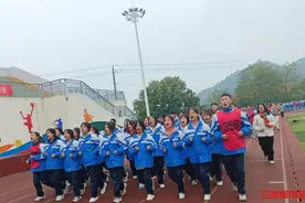 奔跑吧，少年！冬季跑操：校园里一道美丽的风景线图片