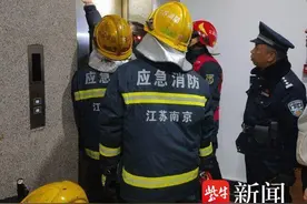 电梯故障困人，民警、消防迅速施救图片
