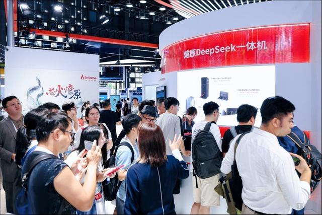 AI热爆了！日行3万步都跑不完WAIC，机器人展区水泄不通