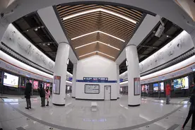 北京三条地铁线“上新” “地铁迷”凌晨4点半起床打卡图片