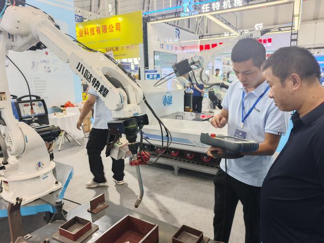 机床“硬核”比拼、机器人吸睛！2025中部（株洲）国际工业博览会开幕