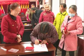 自觉抵制陈规陋习！洛南43名群众带头按下“红手印”图片