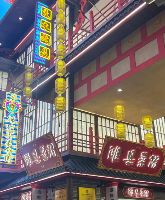 山东某高速服务区突然爆火！比景区的人还多！网友：原本只想来上个厕所，结果花出去500多，一进门我都蒙了