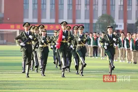 探秘经外高中首支国旗护卫队：天安门升旗手曾为他们进行专业指导图片