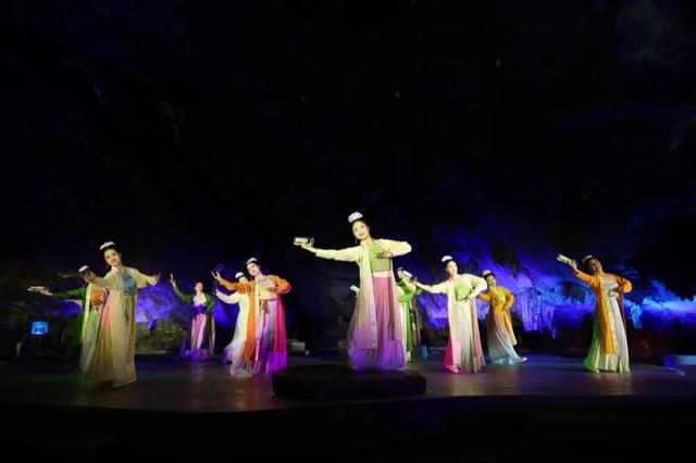 桂林芦笛岩溶洞藏星轨，文旅绽新颜：桂林之夜上演！