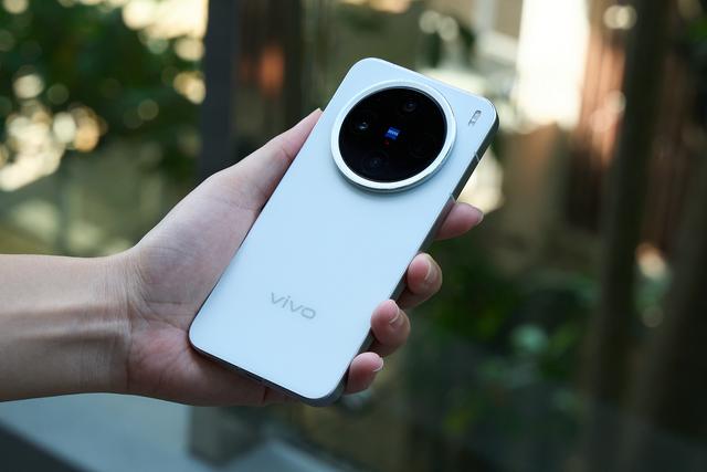 小屏旗舰正在成为“时代眼泪”：续航、散热、交互是无解困局