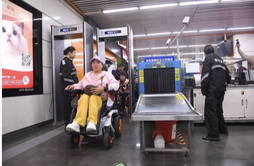 大美北京｜“感·触”地铁公益文化展亮相枣营站