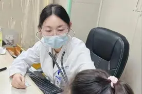 孩子游泳后突发高烧，可能是腺病毒作祟图片