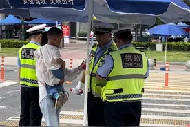 “警察叔叔你们辛苦了”，三岁萌娃考点外为民警送水图片