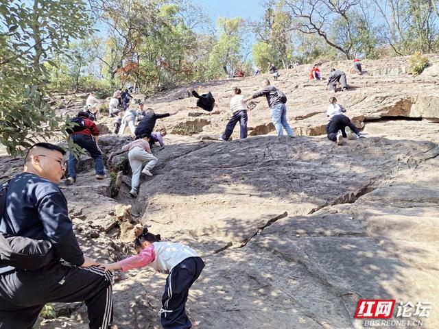 岁暖时刻｜风拂岩壁，也拂过忠魂——赫石坡的 “火”，该照进历史深处