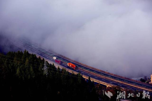 巴东：“云端高速”入画来