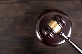 员工微信群吐槽领导，领导偷录聊天记录能当证据吗？法院判了图片