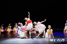 舞蹈少儿像夏花一样绚烂，市少年宫举办舞蹈专场图片