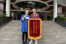 “教科书式”救火！东莞这位中学生见义勇为获赠锦旗图片