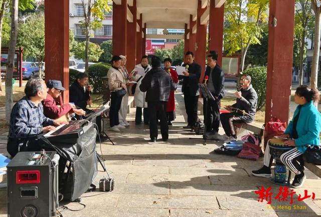 冬日暖阳催热户外“文艺汇演”，市民共赴美好时光