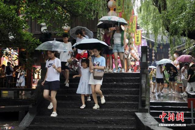 成都：暑期游客雨中游览锦里古街