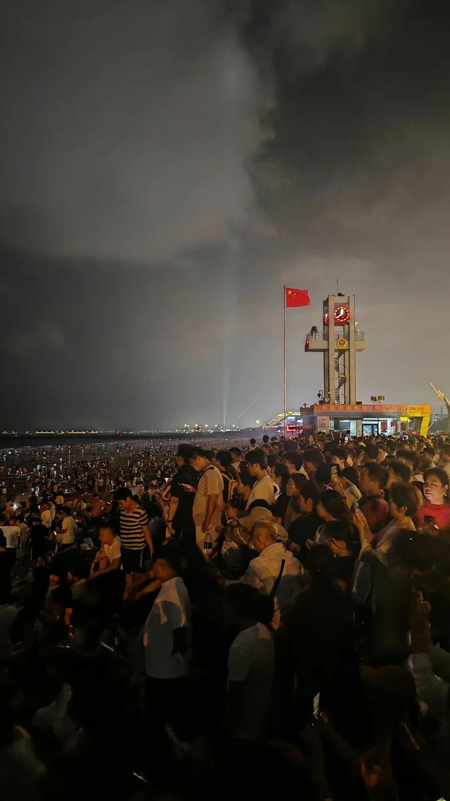 凌晨海上发射火箭！现场人山人海！